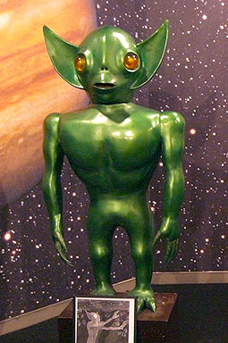 「UFOふれあい館」（福島県福島市）に飾られた宇宙人