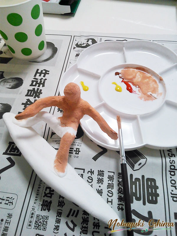サーファーのミニチュア造形アート-紙粘土で作ってアクリル絵の具で着色Nobuyuki Oshima(大嶋信之)