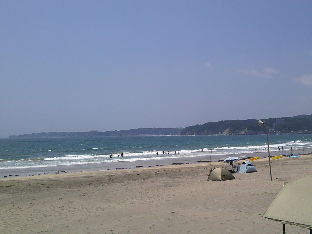 千葉・御宿 岩和田海岸の海水浴場と対岸