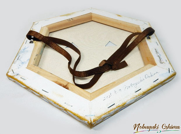 仮面(お面)絵画アート「ヘキサゴン of ドゴン(Hexagon of Dogon)」裏面の仮面着用のためのゴム-Nobuyuki Oshima(大嶋信之)