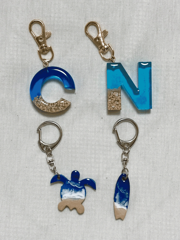 海をモチーフにしたレジンアクセサリー（キーホルダー）