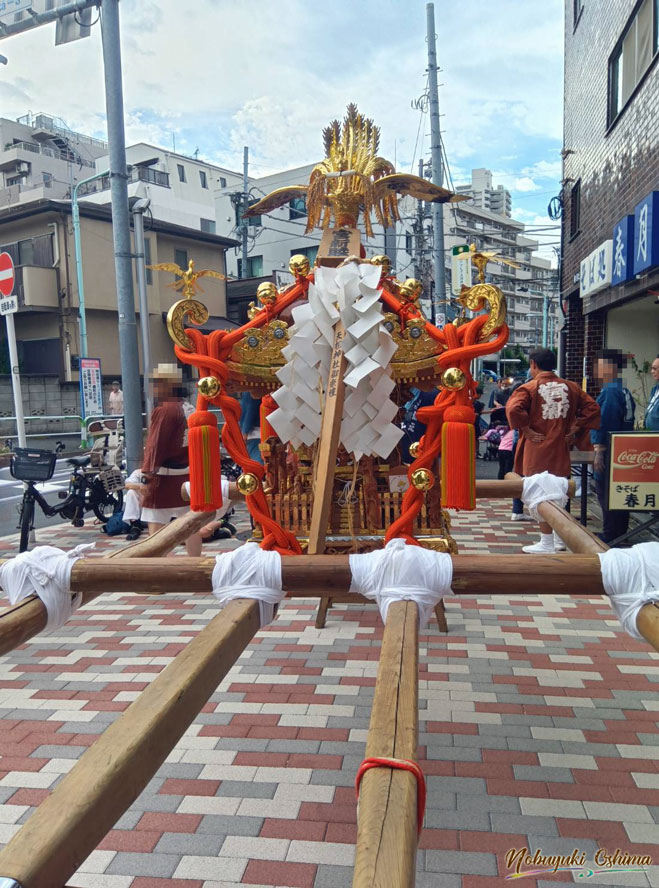 お祭り・例大祭(れいたいさい)の御神輿(おみこし)の写真