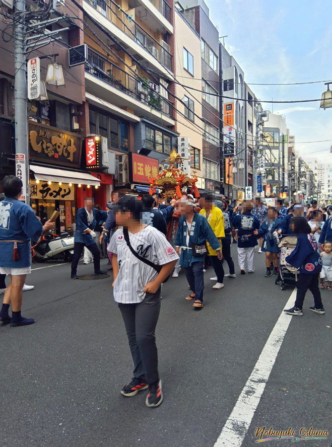 お祭り・例大祭(れいたいさい)の御神輿(おみこし)の渡御(とぎょ)の様子の写真