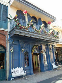 クリスマスの装飾されたお店/東京ディズニーランド