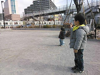 電車を眺める子供たち/電車の見える公園