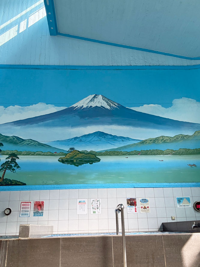 銭湯絵師中島盛夫氏による富士山の壁画(「ナカジマ」サインの絵)