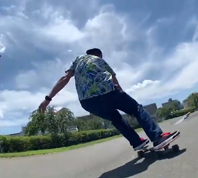 サーフスケート。カーバー スケートボード（CARVER SKATEBOARDS）でサーフィンのイメトレ（波乗りの陸トレ）。スケボーでアップスンダウン～ボトムターン～トップターン♪