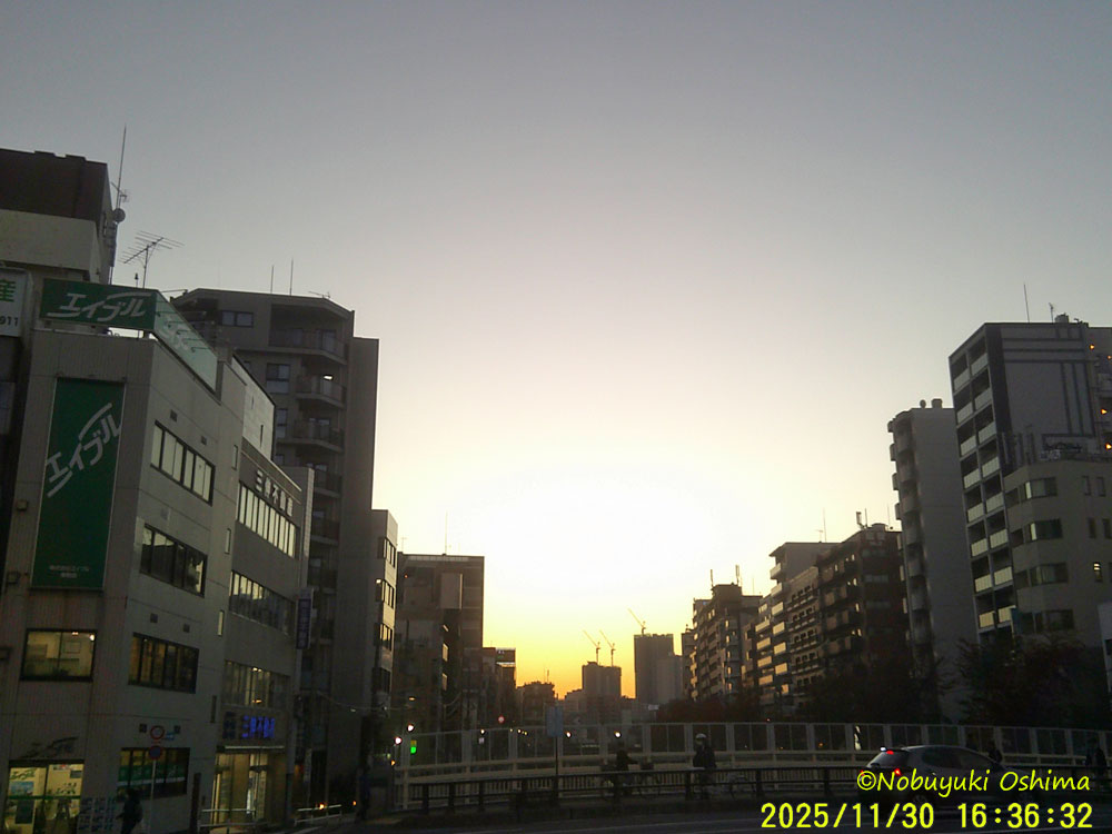 反対方向の大塚駅方面の南西の空には太陽が沈む空の写真/2025年撮影