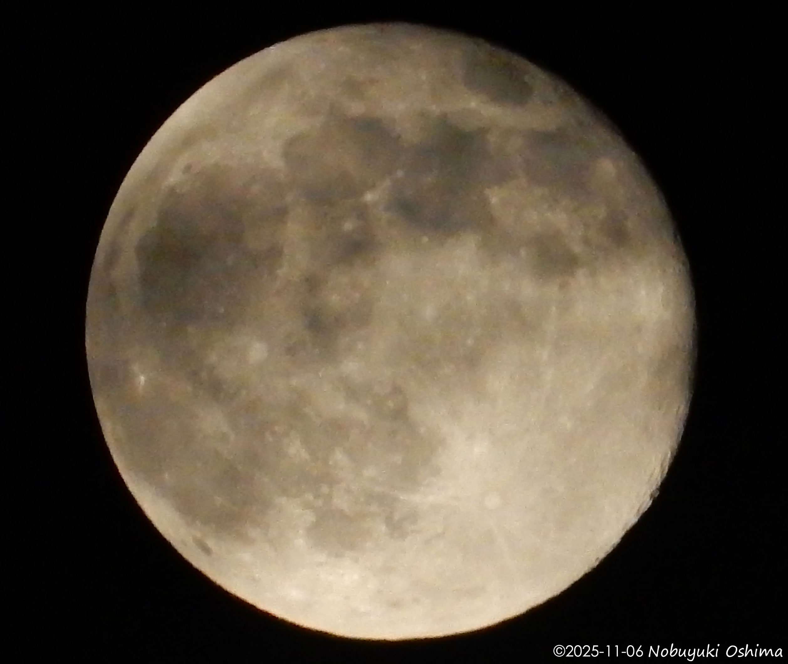 2025年11月6日の月の写真