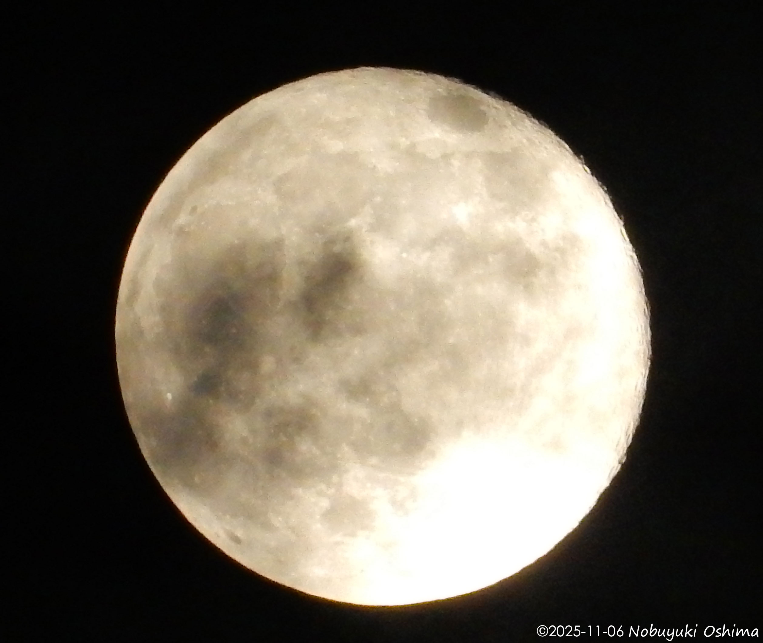2025年11月6日の月の写真