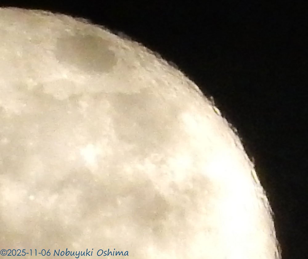 2025年11月6日の月のクレーターの写真