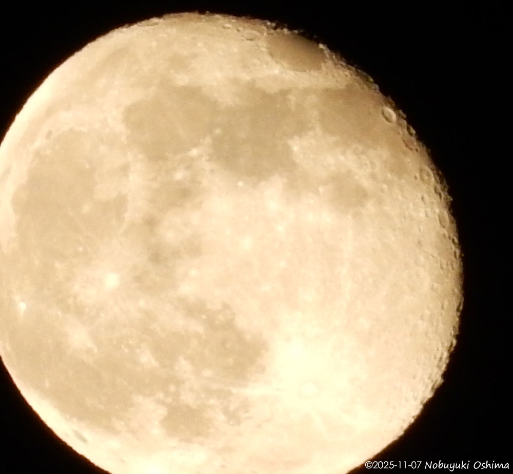 2025年11月7日の月の写真の拡大