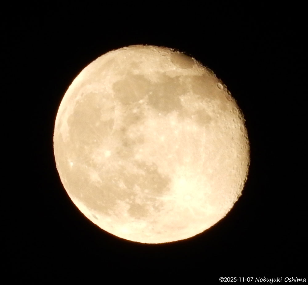 2025年11月7日の月の写真