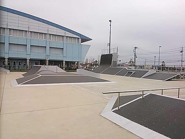 オリプリランド　セクションの数々-スケートコート「オリプリランド」スケートパーク（スケボーパーク）