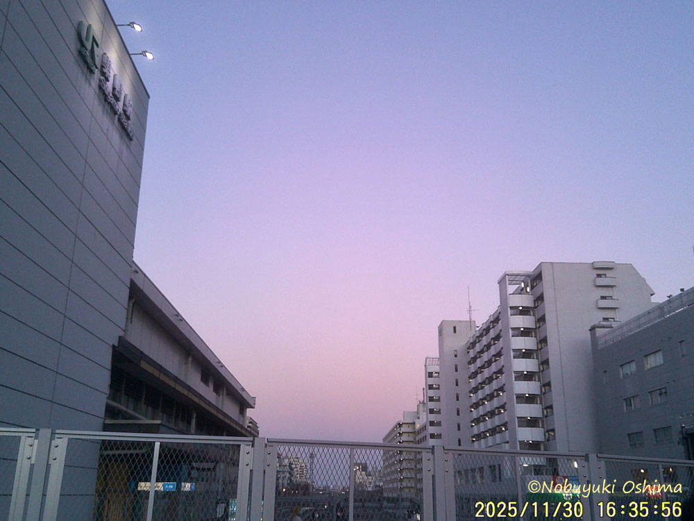 「巣鴨駅」上空、駒込駅方面(北東)の空の写真