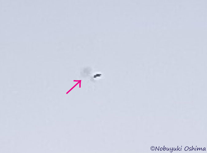 千葉県市原市上空(西の方角)日没後の空の写真に映ったUFO2から煙(2026年1月1日 大嶋信之撮影)