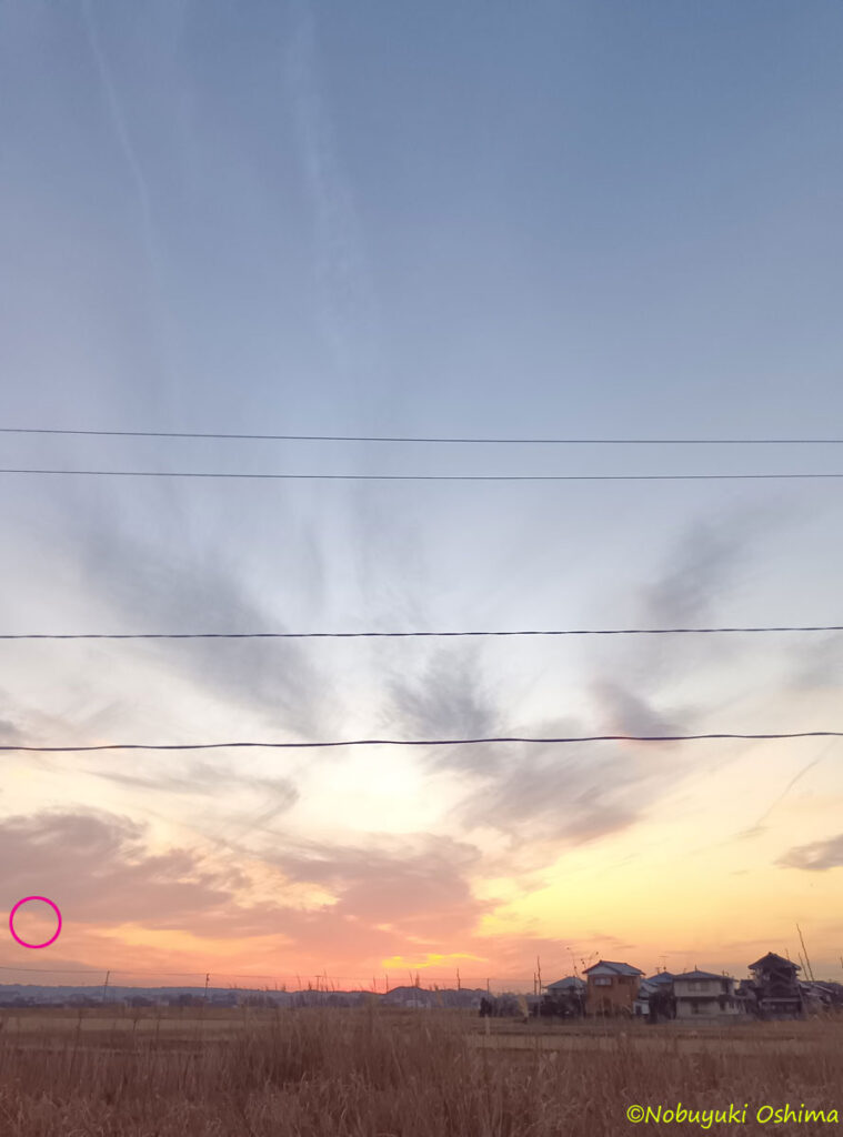 千葉県市原市上空(西の方角)日没後の空の写真に映ったUFO(2026年1月1日 大嶋信之撮影)