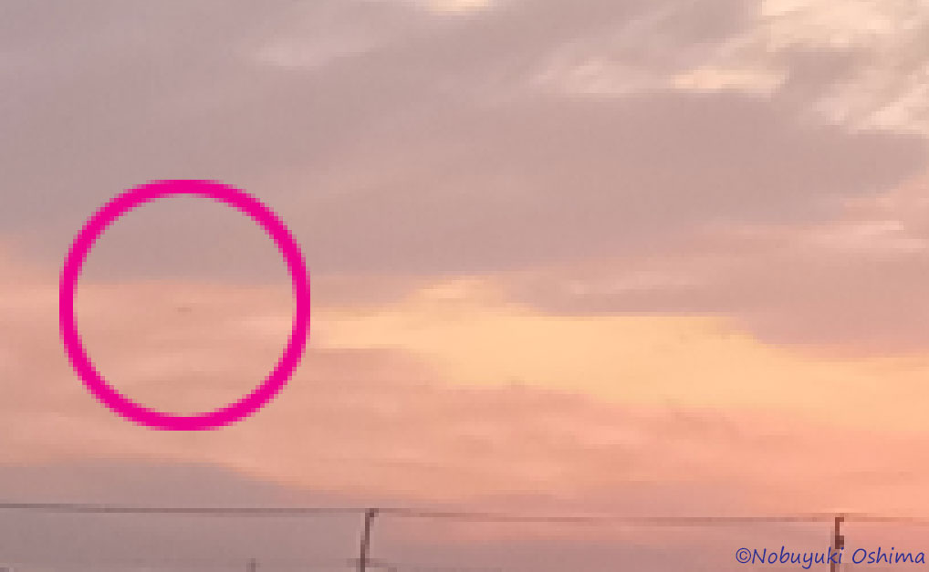 千葉県市原市上空(西の方角)日没後の空の写真に映ったUFO2の拡大(2026年1月1日 大嶋信之撮影)