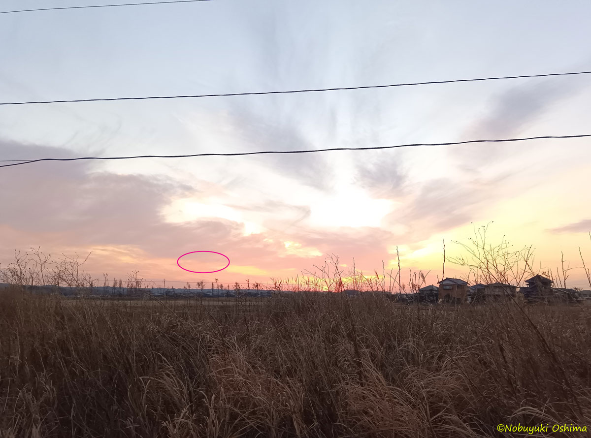 千葉県市原市上空(西の方角)日没後の空の写真に映った3機のUFO(2026年1月1日 大嶋信之撮影)
