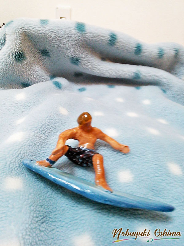 紙粘土で作ったサーフィン（サーファー）フィギア（人形）-毛布を波（海）に見立てて波乗り