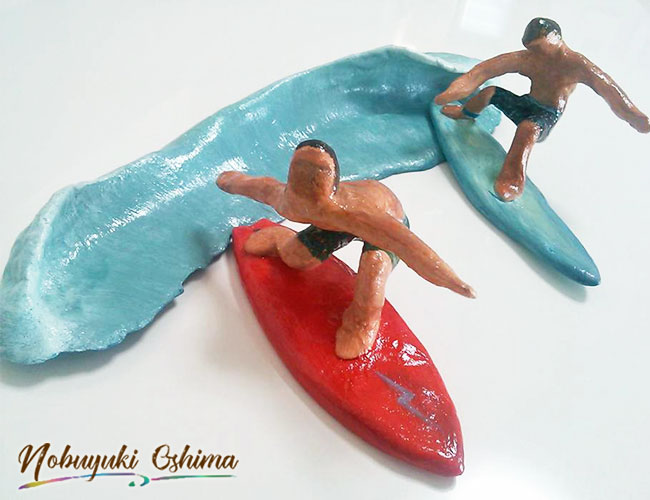 紙粘土で作ったサーフィン（サーファー）フィギアと波