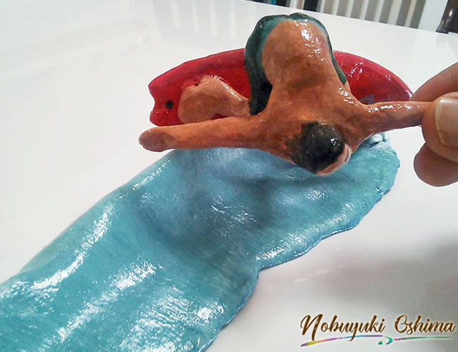 バックサイドのオフザリップ-紙粘土で作ったサーフィン（サーファー）フィギアと波