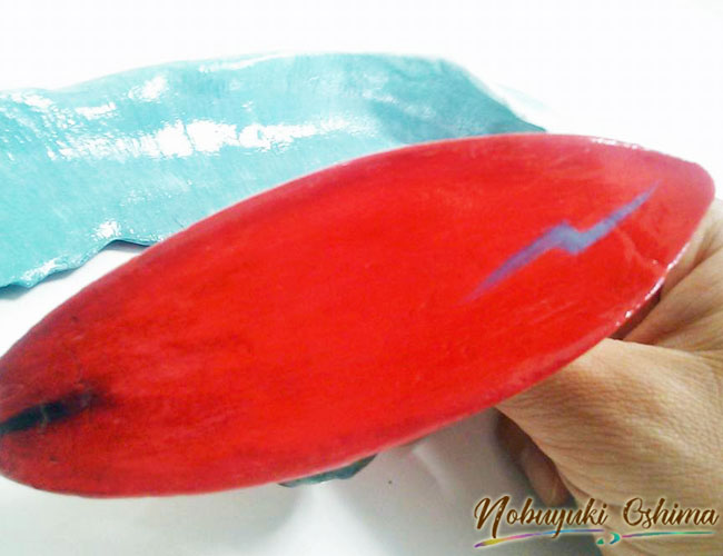 板（サーフボード）の裏面のBOLTマーク-紙粘土で作ったサーフィン（サーファー）フィギアと波