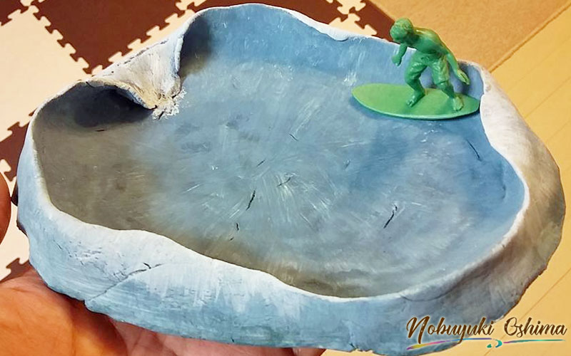 紙粘土で作った、サーフィンをイメージした海の波の造形(2016年 大嶋信之)