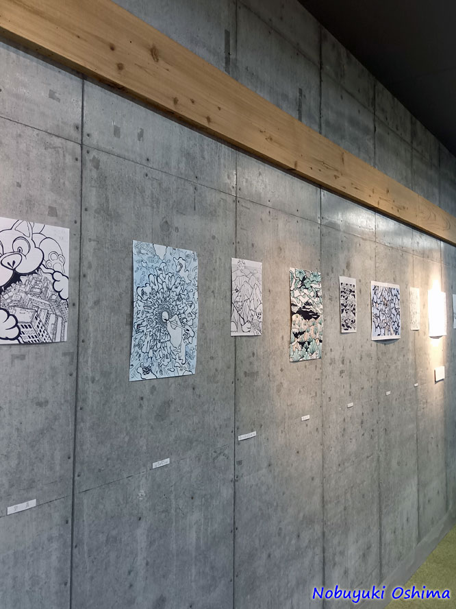 壁に展示された数々の作品-アーティスト堀切健太氏の個展「チョーエキノート」