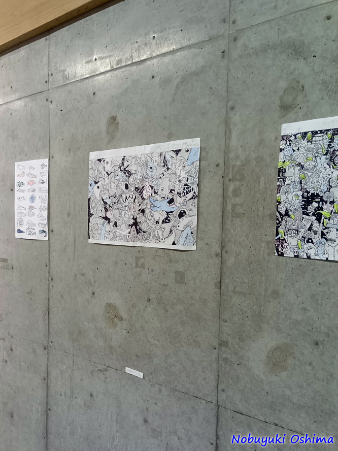 壁に展示された数々の作品-アーティスト堀切健太氏の個展「チョーエキノート」