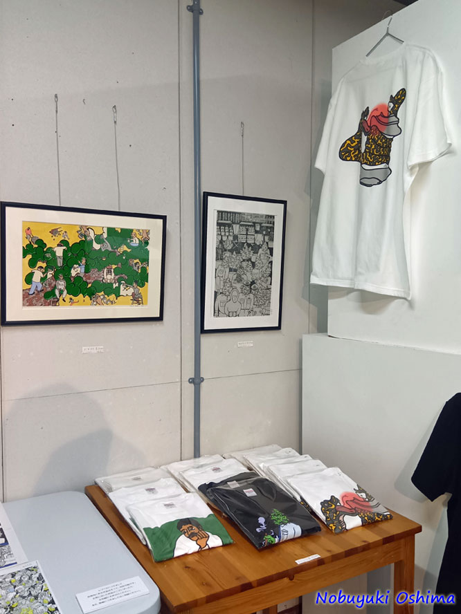 グッズ販売コーナー-アーティスト堀切健太氏の個展「チョーエキノート」