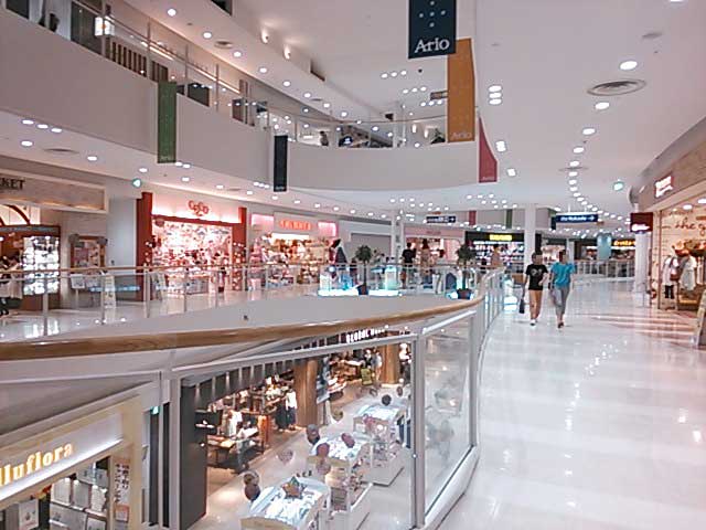 アリオ西新井のショッピングモール街 (C)NOB