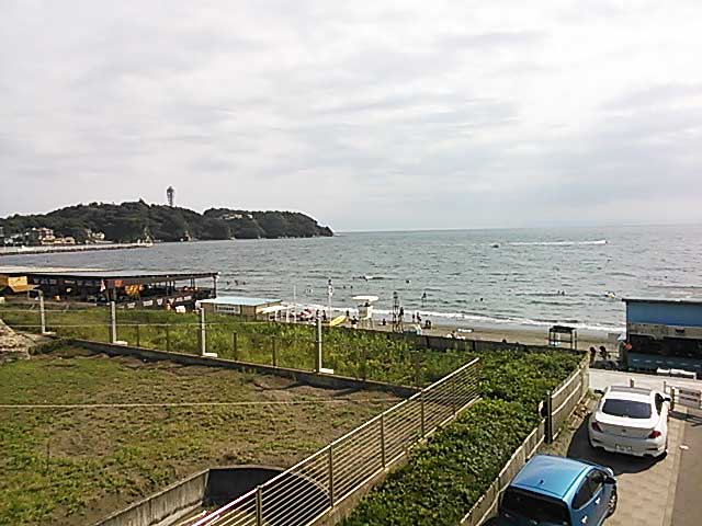 目の前は海、江ノ島も近い(新江ノ島水族館)