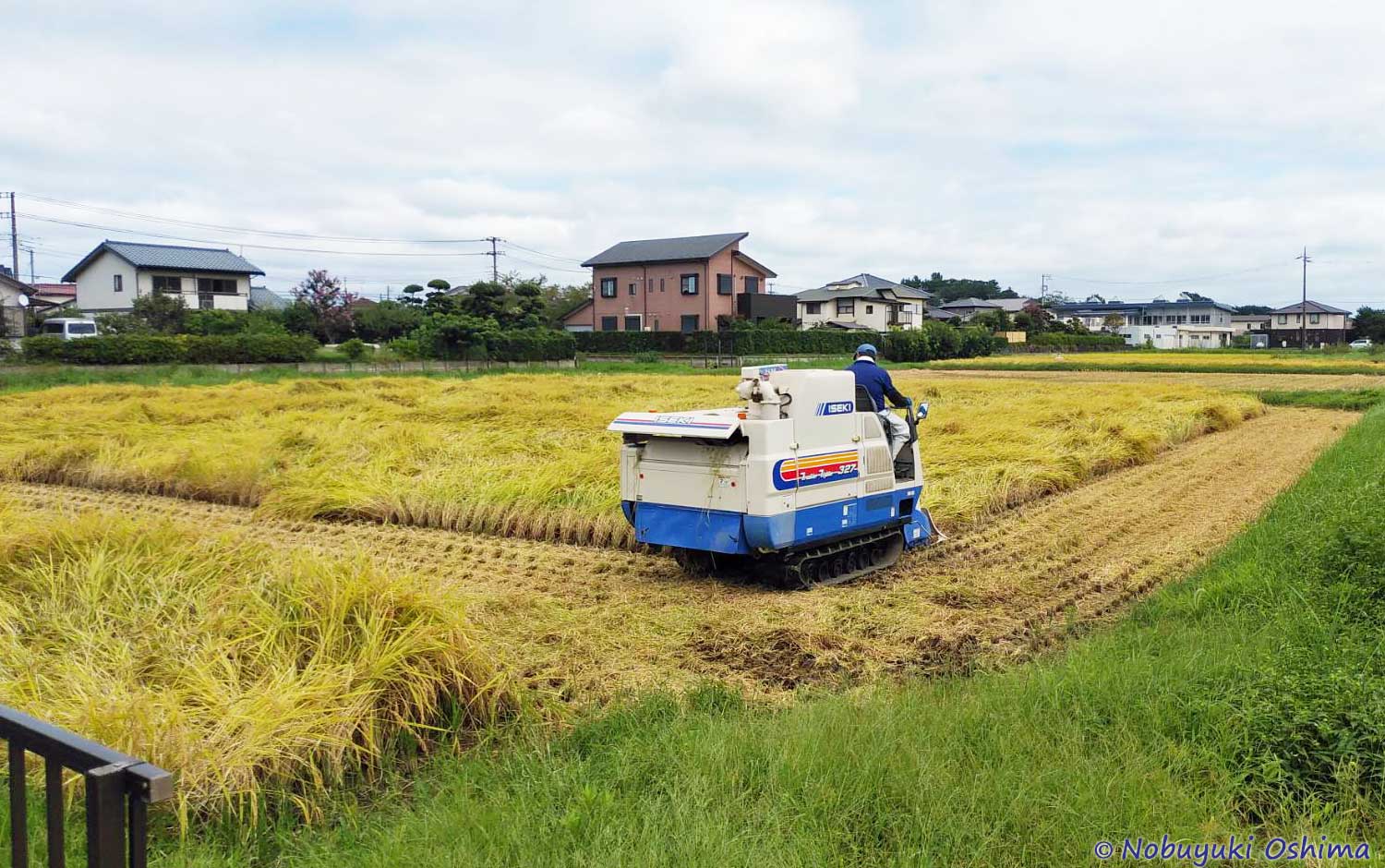 コンバイン稲刈り機