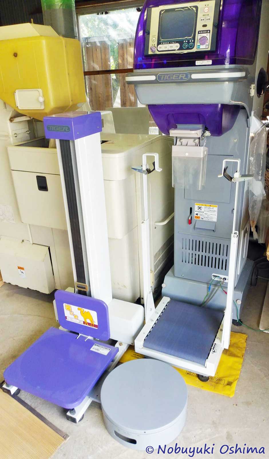 玄米を袋に詰める機械