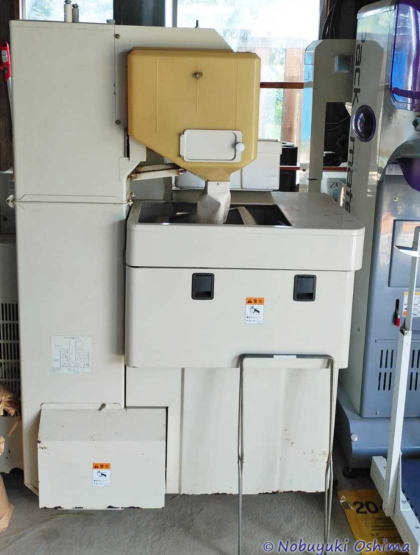 乾燥器から送られた実を、実と籾(もみ)を分ける機械