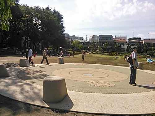 夏には水浴び場になる広場-こども動物園 本園(東板橋公園内) 東京都板橋区