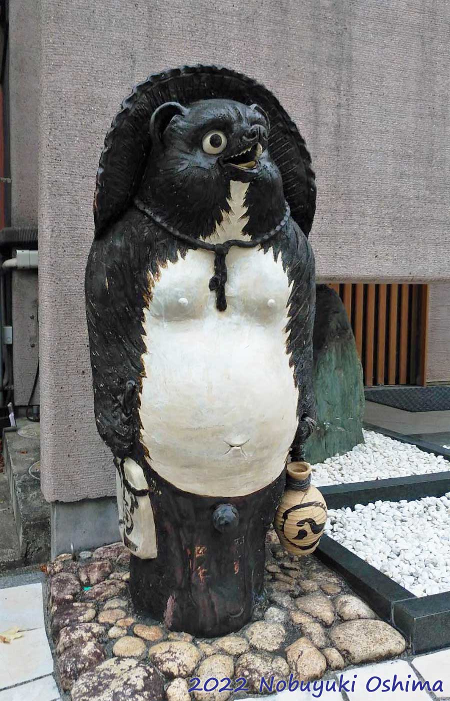 千葉県勝浦市のお寿司屋さんの前で見つけた立派な信楽狸(信楽焼のたぬき)