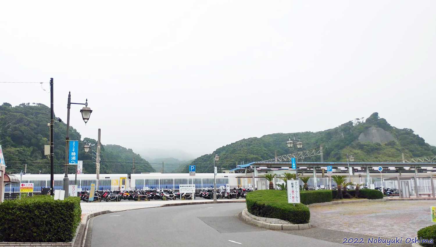 勝浦駅前のロータリーから奥の山々を臨む