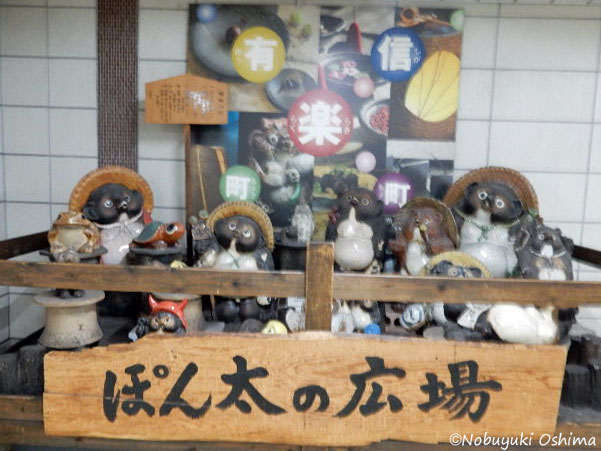 有楽町駅「ぽん太の広場」-信楽狸