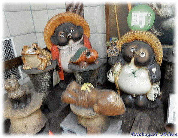 可愛らしいたぬきの置物