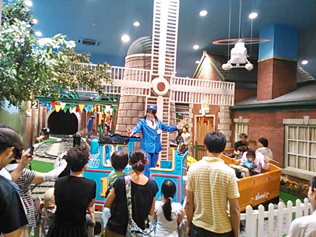 園内のレールを走るトーマス列車-トーマスタウン新三郷(THOMAS TOWN)