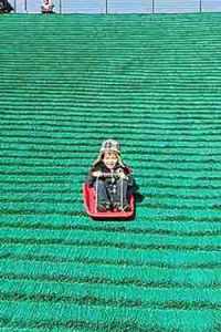 舎人公園のソリ滑り