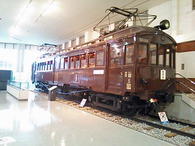 蒸気機関車のとなりにある古い車両 (C)NOB-東武博物館(東京都墨田区)